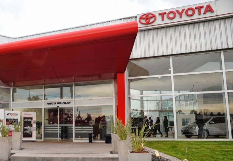 Frente de Toyota del Pilar